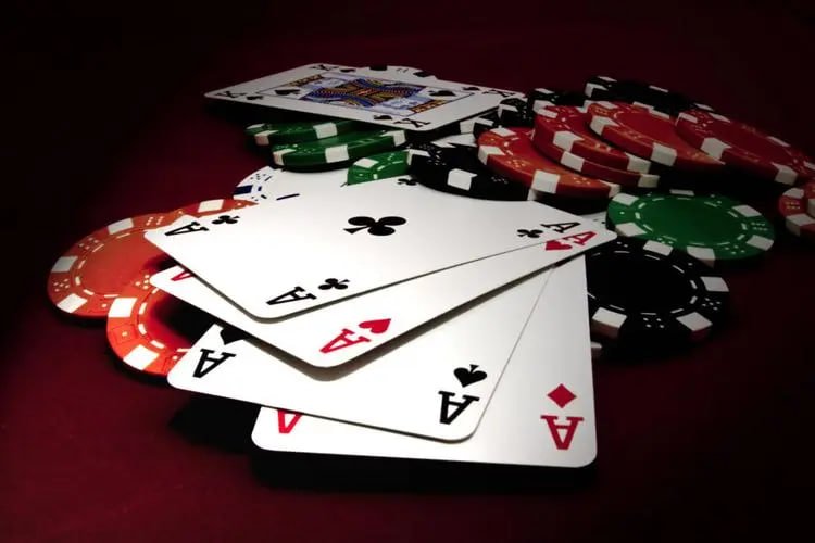 Myan8 Mobile APP တွင် Live Casino နှင့် Sportsbook ကို ဖုန်းမှ ကစားနေသော မြင်ကွင်း